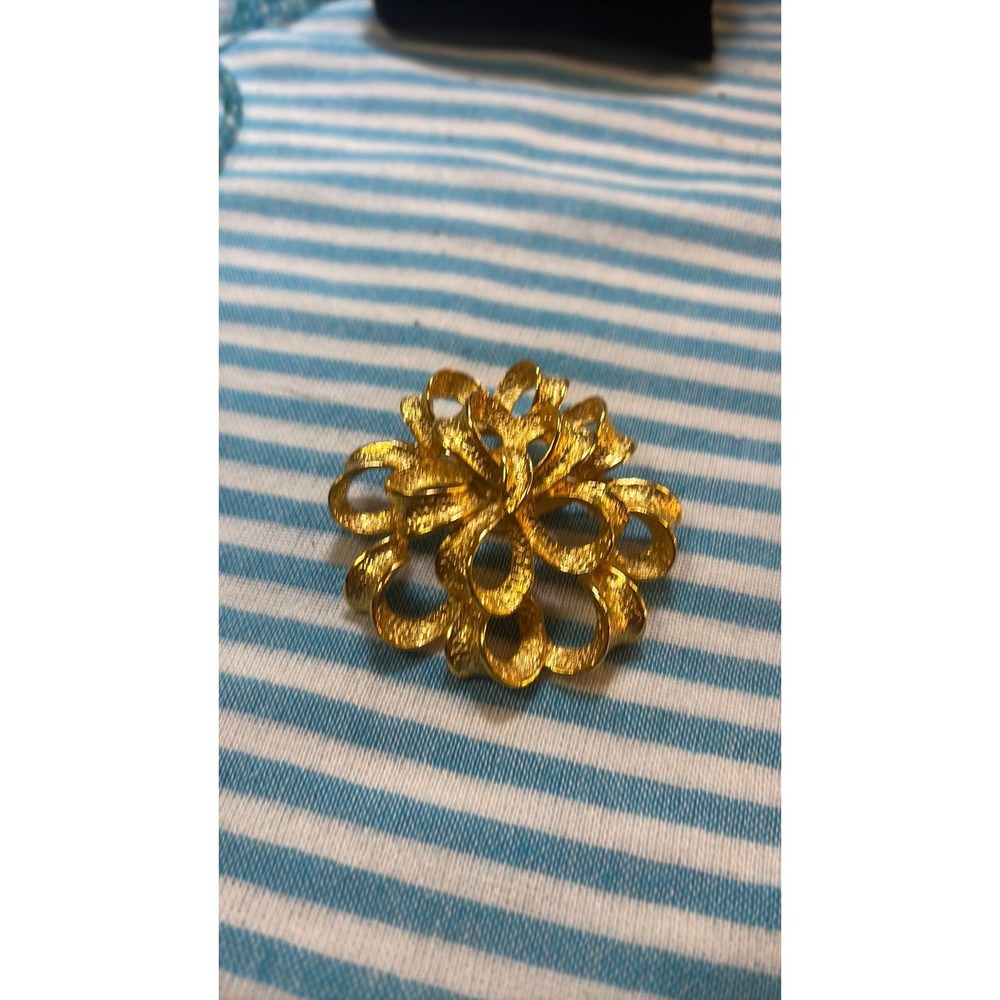 #37. Vintage Unsigned Gold-Tone Textured Ribbon Flower Brooch